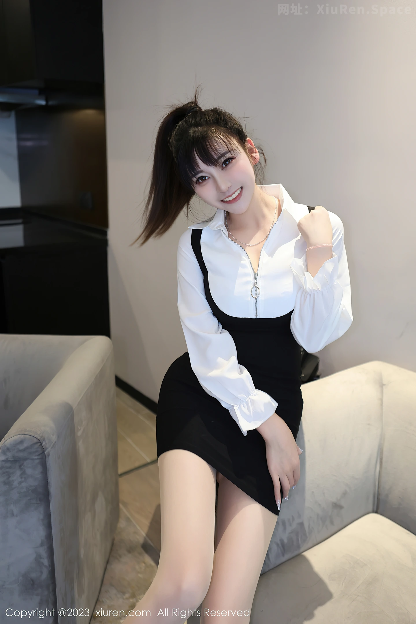 图片[4]-[XiuRen秀人网]2023.05.09 NO.6700 夏希 黑色背带连衣裙与灰色内衣加肉丝美腿性感私房写真集-秀人网官方网站